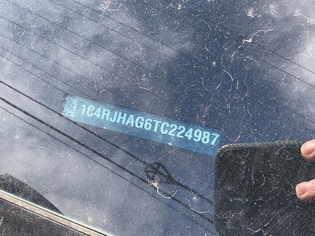 Jeep Grand Cherokee Vehicle Full-screen Gallery Image 15