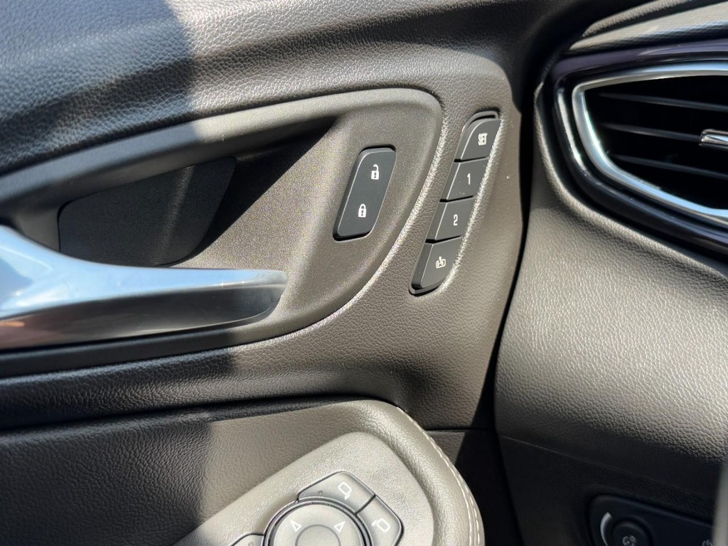 Buick Encore GX Vehicle Full-screen Gallery Image 16