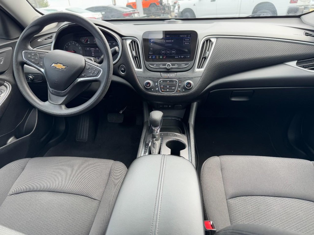 Chevrolet Malibu Vehicle Full-screen Gallery Image 11