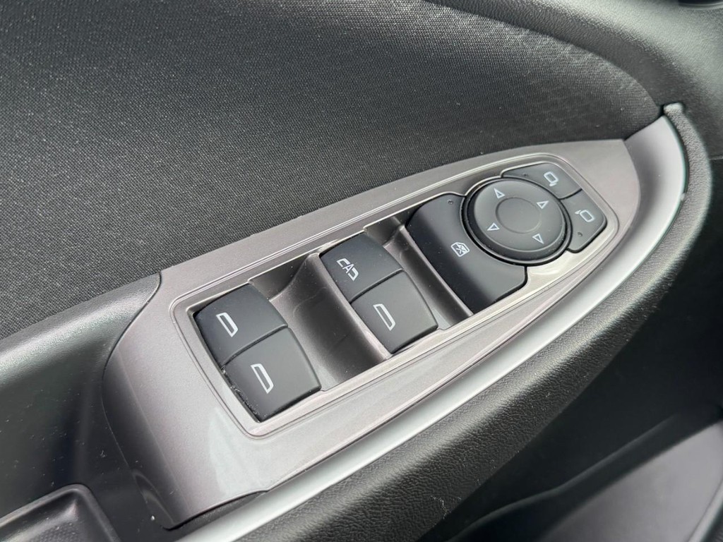 Chevrolet Malibu Vehicle Full-screen Gallery Image 21