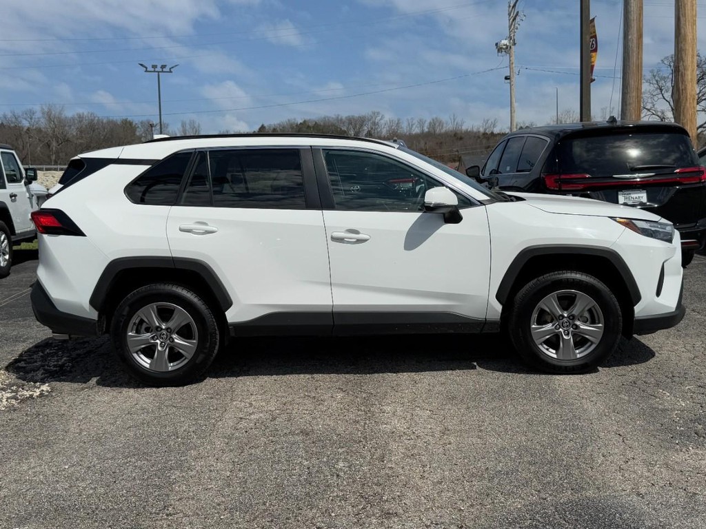 Toyota RAV4 Vehicle Full-screen Gallery Image 02