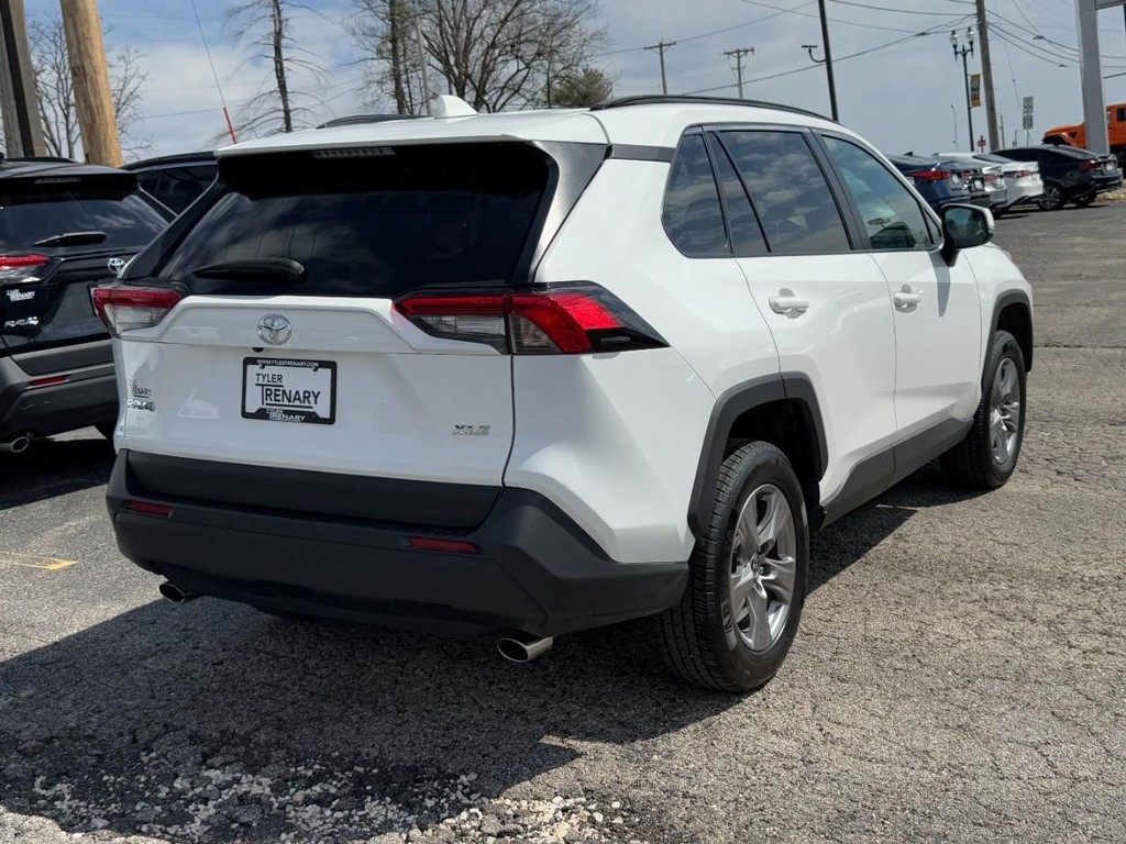 Toyota RAV4 Vehicle Full-screen Gallery Image 03