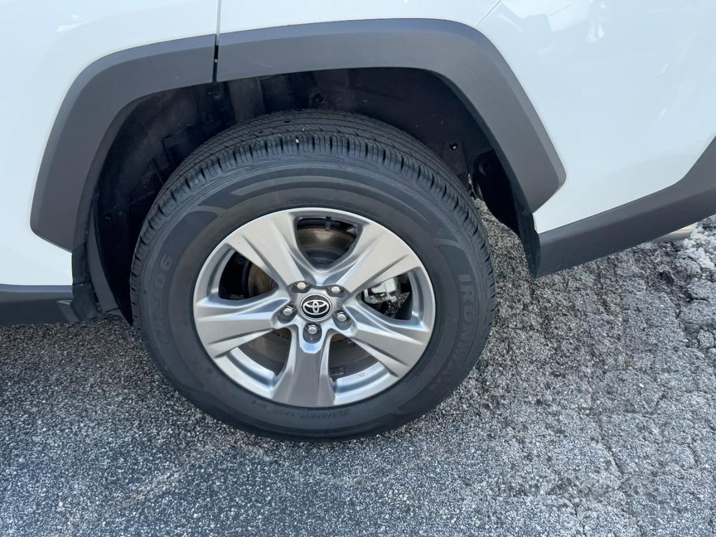 Toyota RAV4 Vehicle Full-screen Gallery Image 05