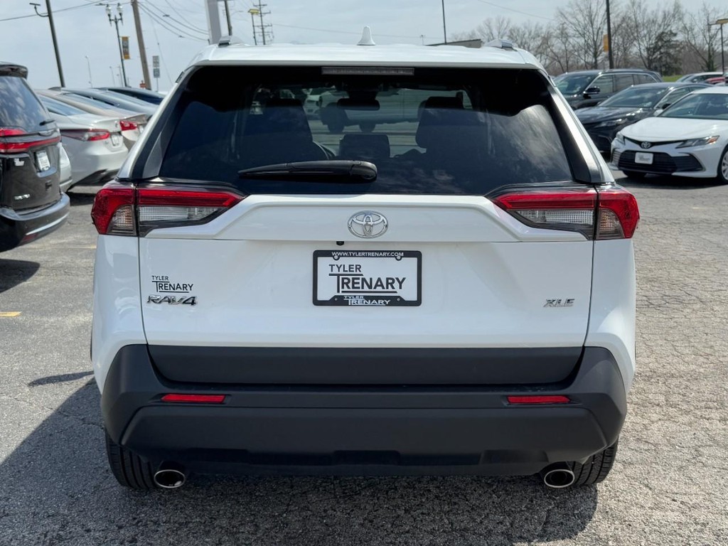 Toyota RAV4 Vehicle Full-screen Gallery Image 08