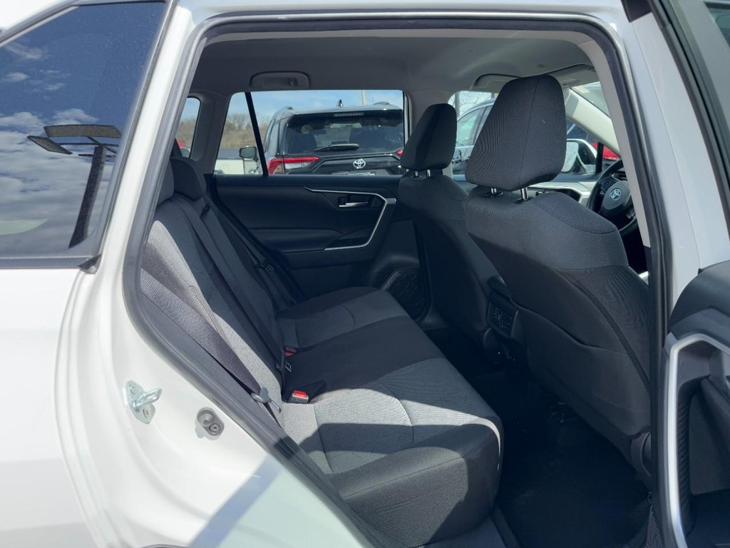 Toyota RAV4 Vehicle Full-screen Gallery Image 10