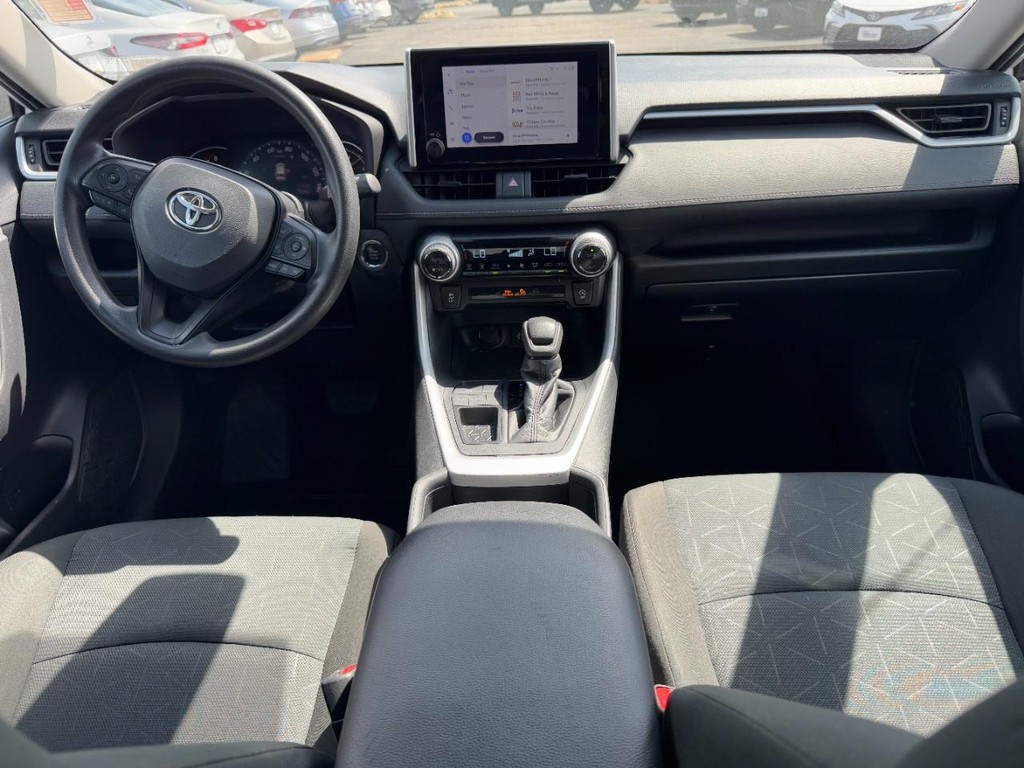 Toyota RAV4 Vehicle Full-screen Gallery Image 11