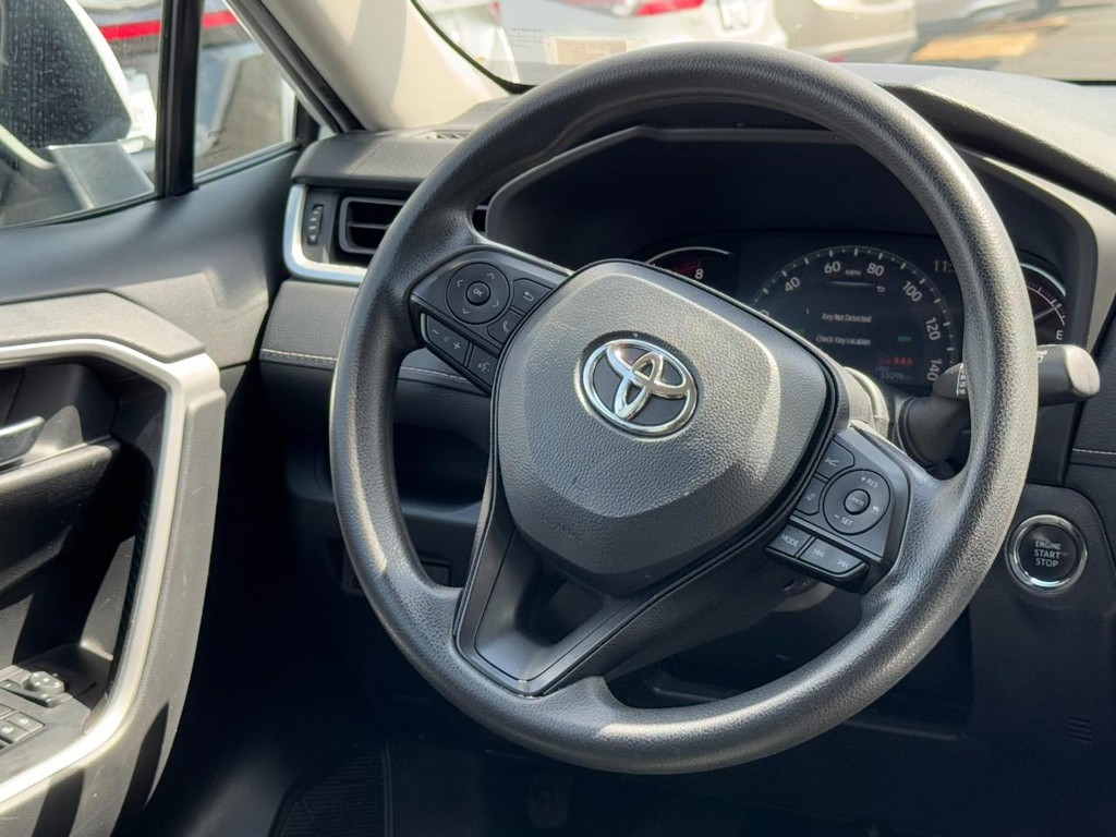Toyota RAV4 Vehicle Full-screen Gallery Image 12