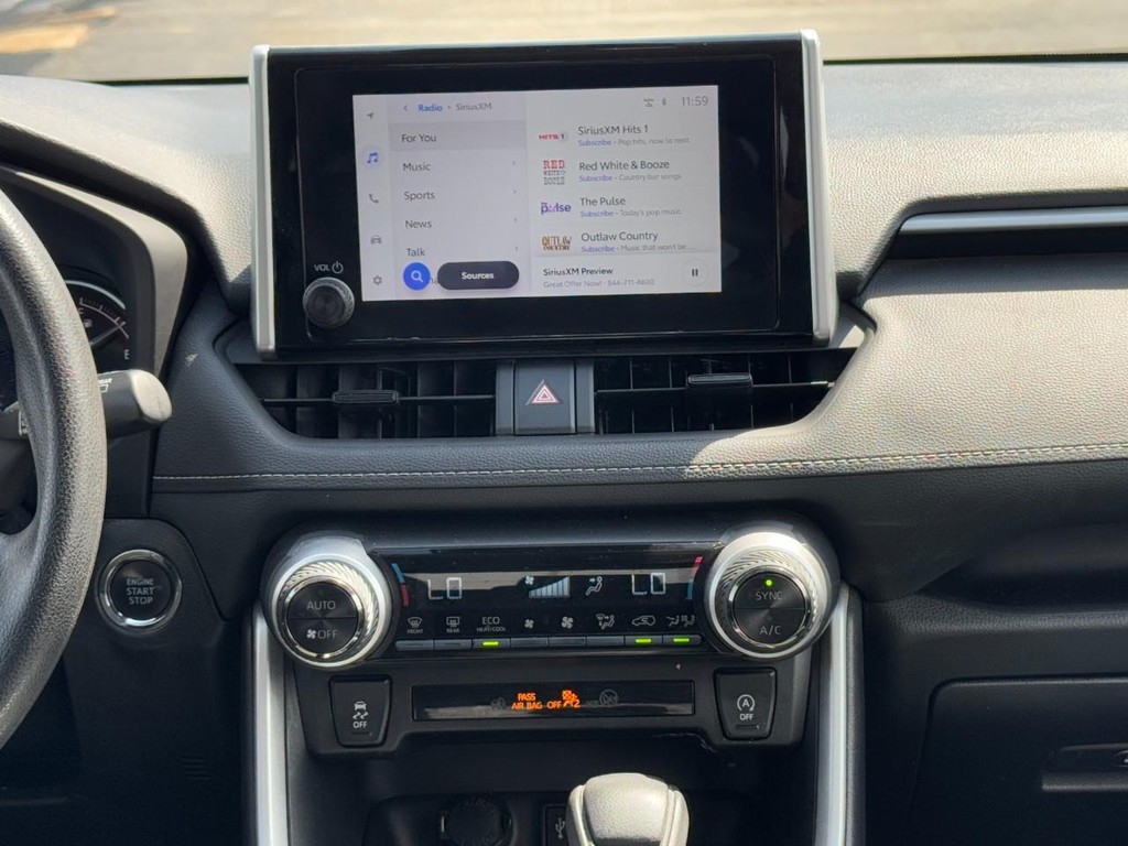 Toyota RAV4 Vehicle Full-screen Gallery Image 13