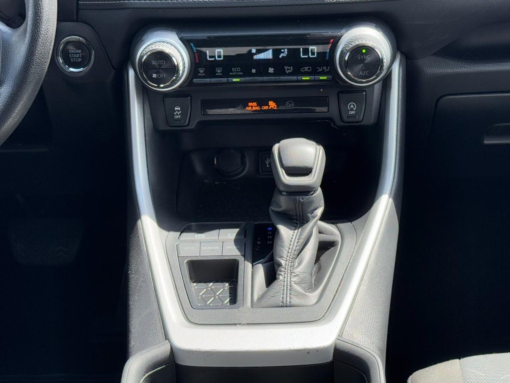 Toyota RAV4 Vehicle Full-screen Gallery Image 14