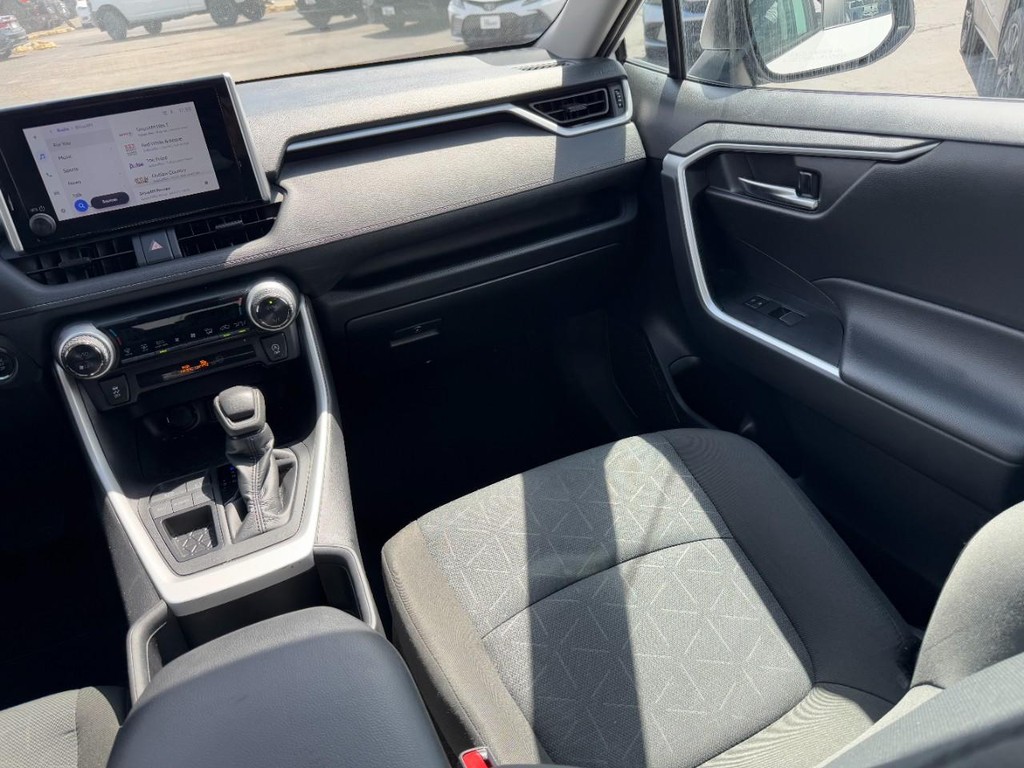 Toyota RAV4 Vehicle Full-screen Gallery Image 15