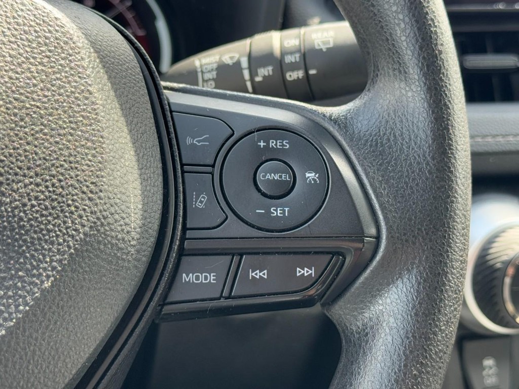 Toyota RAV4 Vehicle Full-screen Gallery Image 17