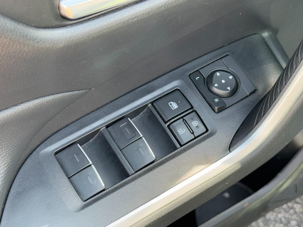 Toyota RAV4 Vehicle Full-screen Gallery Image 20