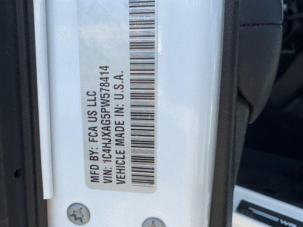 Jeep Wrangler Vehicle Full-screen Gallery Image 24