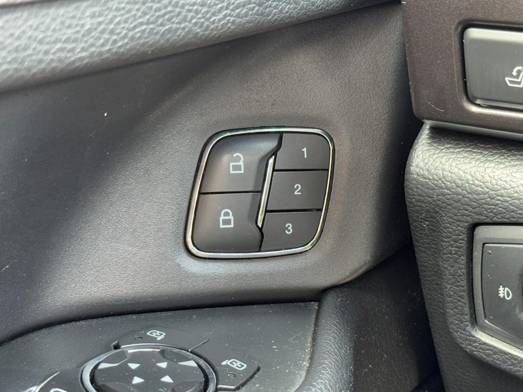 Ford Expedition Vehicle Full-screen Gallery Image 17