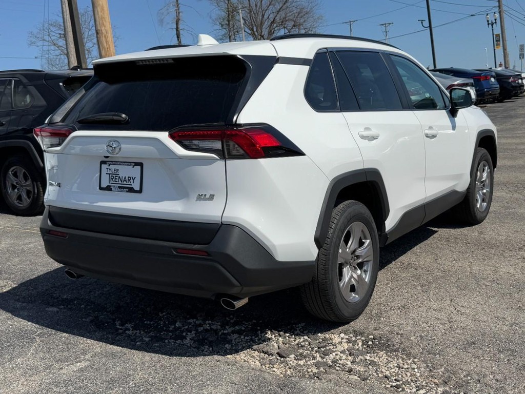 Toyota RAV4 Vehicle Full-screen Gallery Image 04