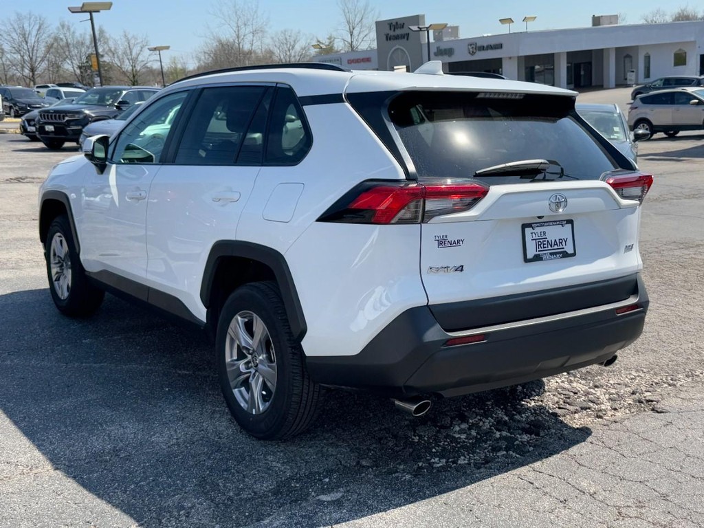 Toyota RAV4 Vehicle Full-screen Gallery Image 05