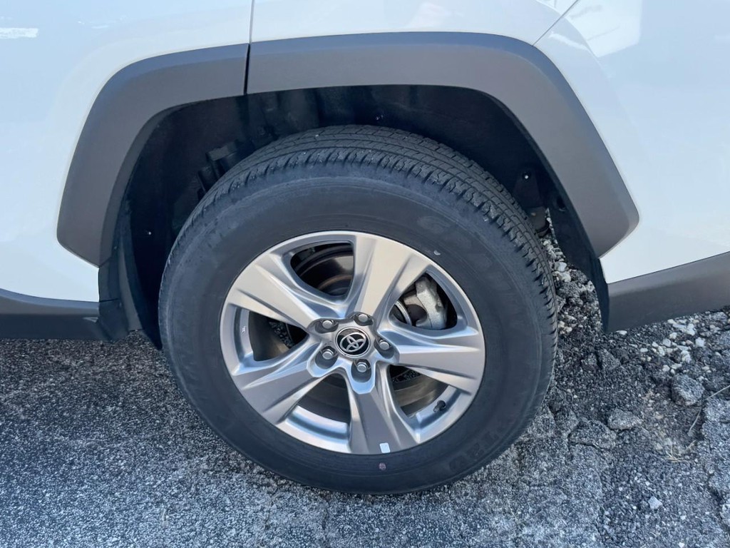 Toyota RAV4 Vehicle Full-screen Gallery Image 06