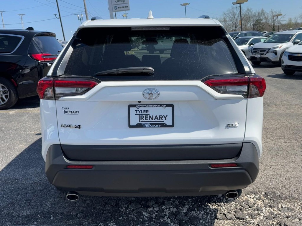 Toyota RAV4 Vehicle Full-screen Gallery Image 10
