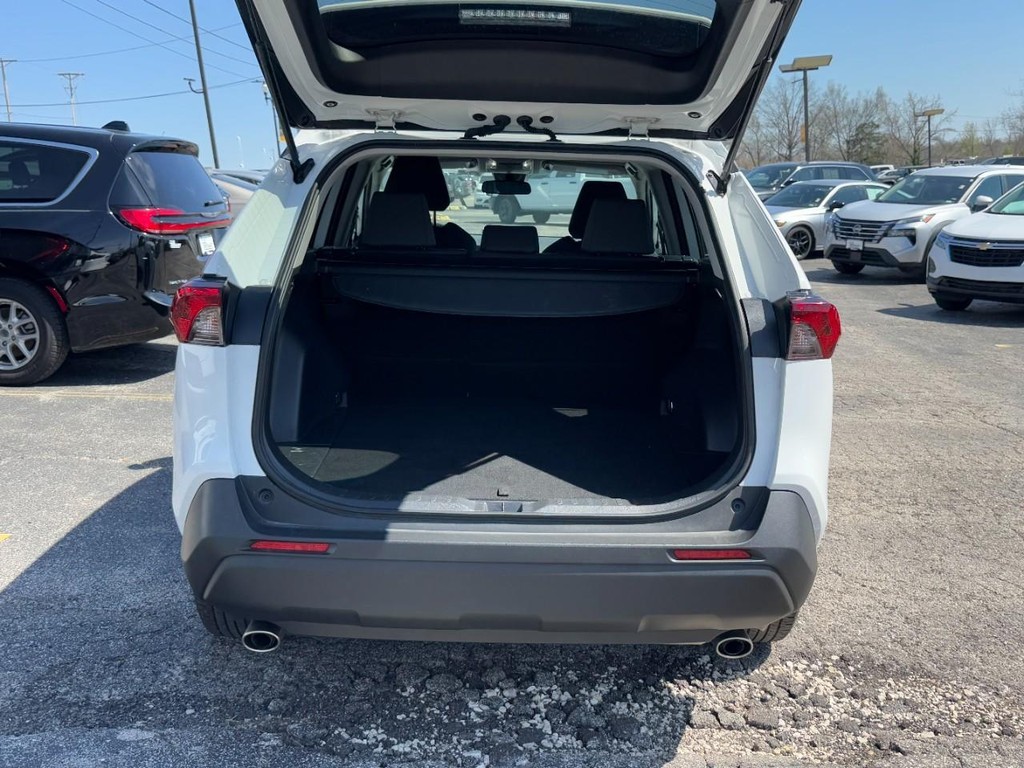Toyota RAV4 Vehicle Full-screen Gallery Image 11