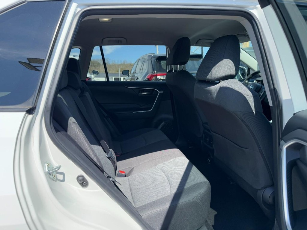 Toyota RAV4 Vehicle Full-screen Gallery Image 12