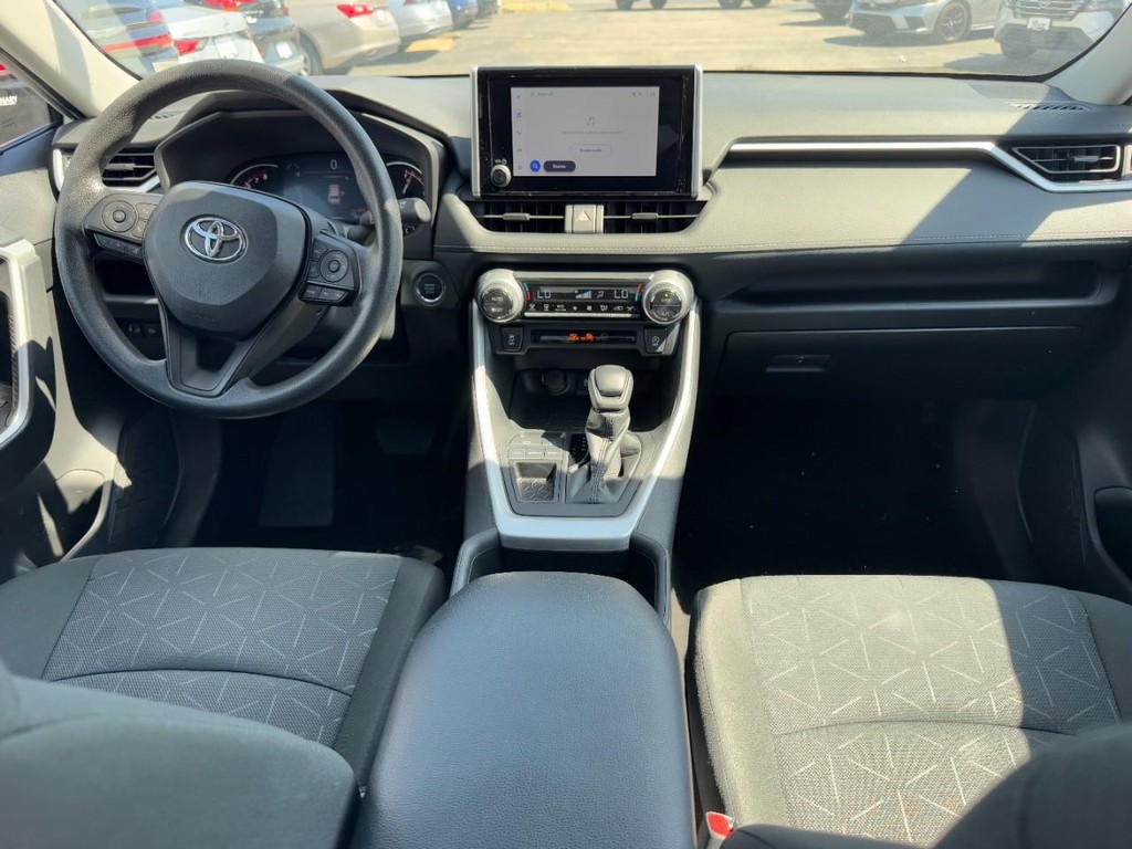 Toyota RAV4 Vehicle Full-screen Gallery Image 13