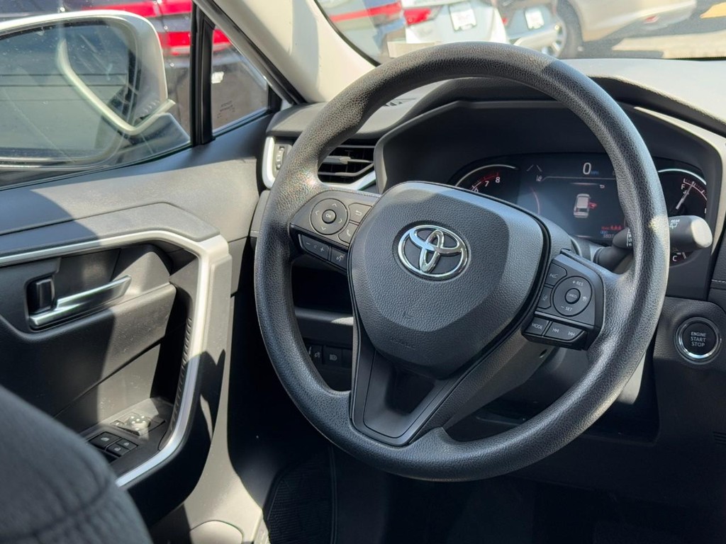 Toyota RAV4 Vehicle Full-screen Gallery Image 14