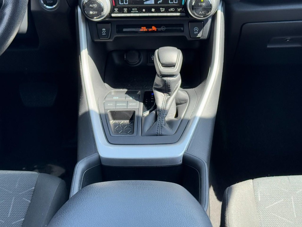 Toyota RAV4 Vehicle Full-screen Gallery Image 16