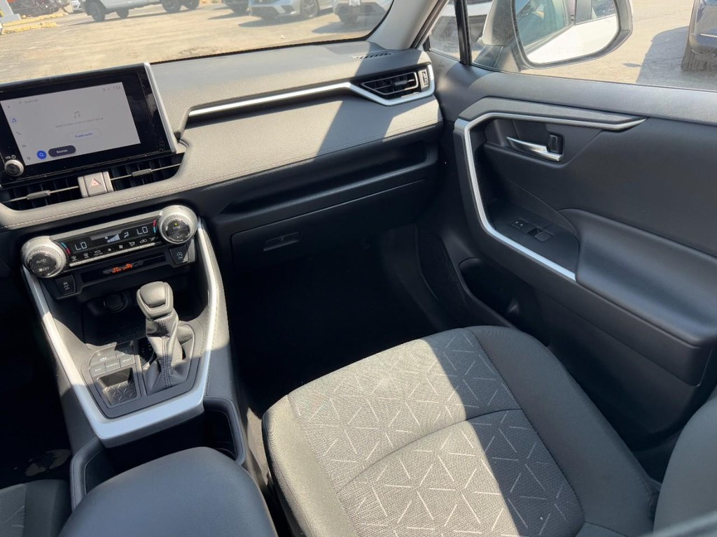Toyota RAV4 Vehicle Full-screen Gallery Image 17