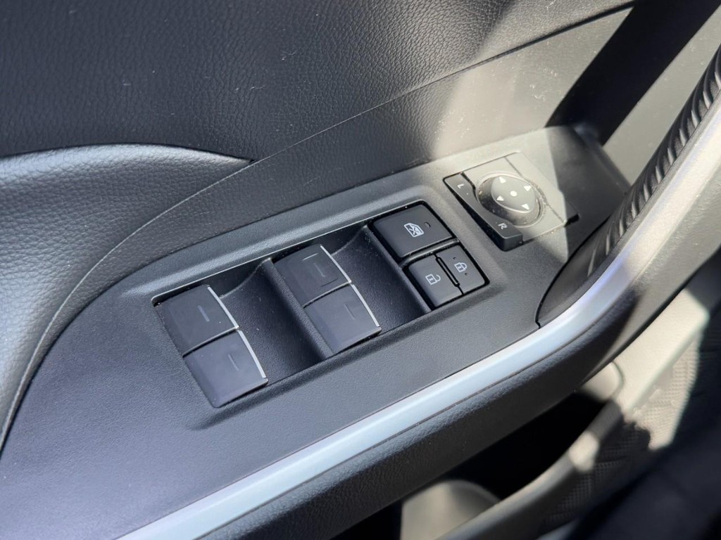 Toyota RAV4 Vehicle Full-screen Gallery Image 23