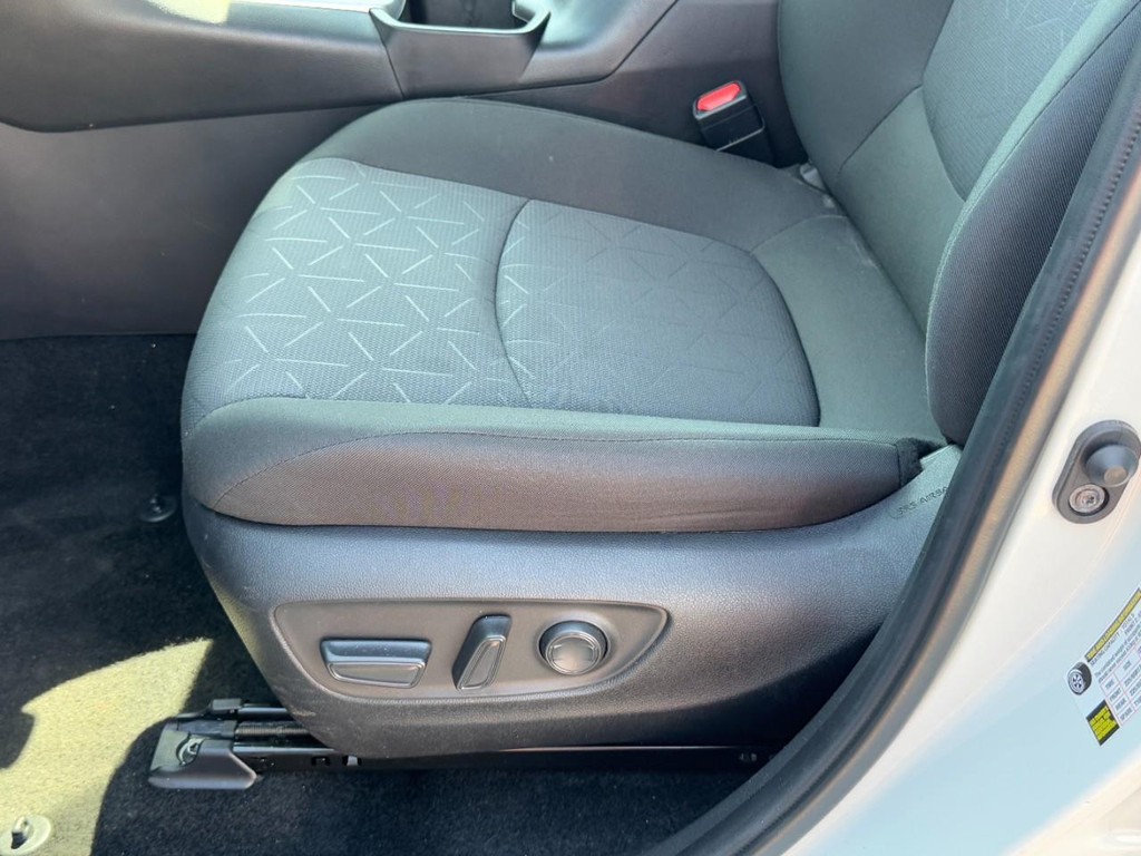 Toyota RAV4 Vehicle Full-screen Gallery Image 24