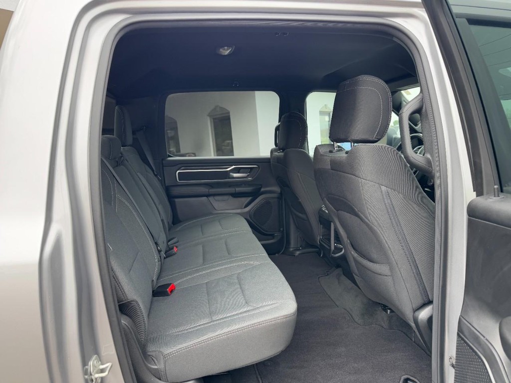 Ram 1500 Vehicle Full-screen Gallery Image 12