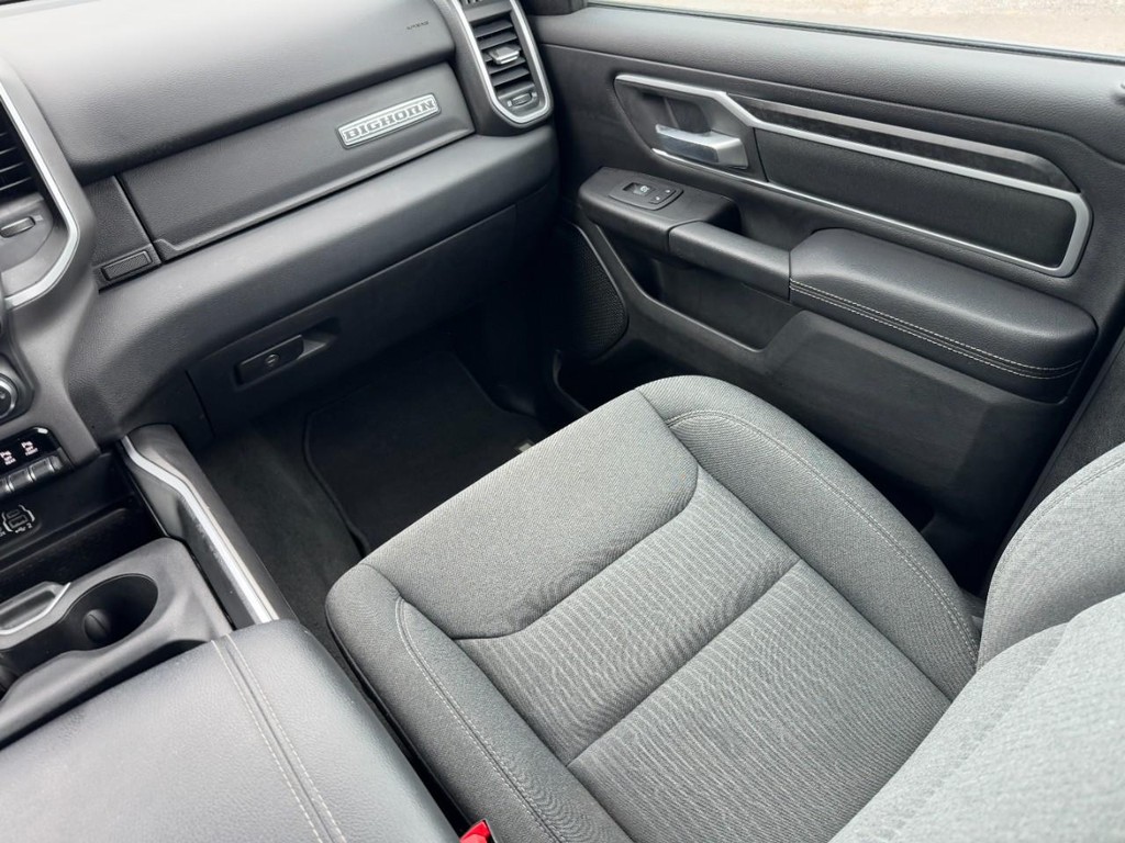 Ram 1500 Vehicle Full-screen Gallery Image 17