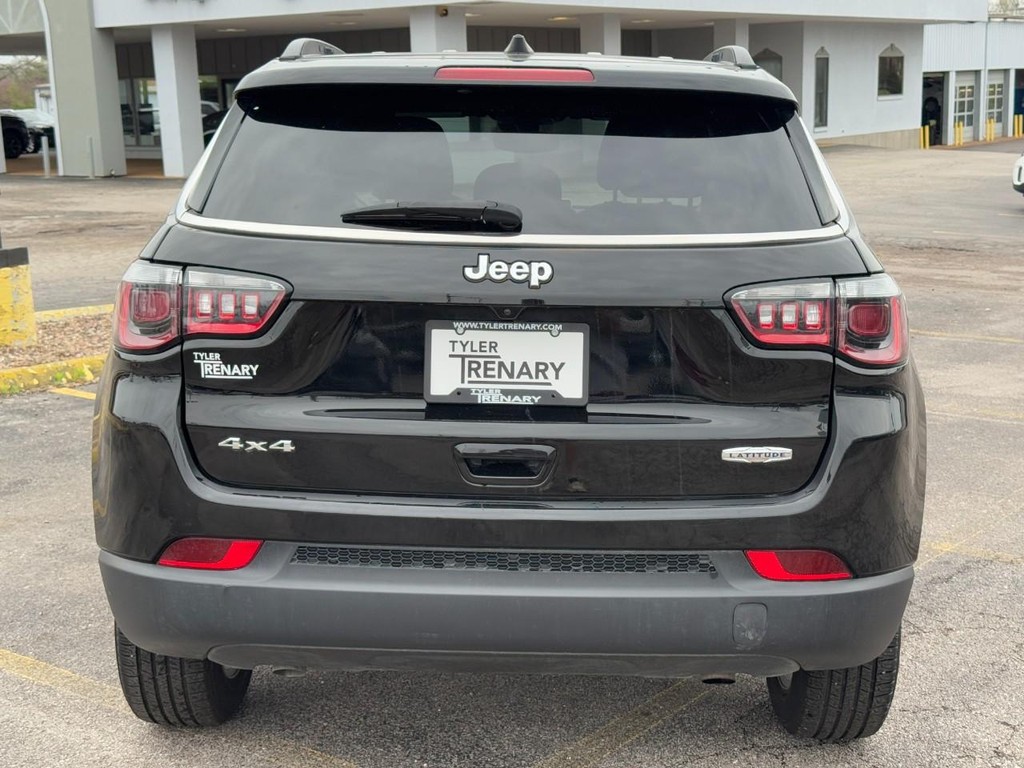 Jeep Compass Vehicle Full-screen Gallery Image 10