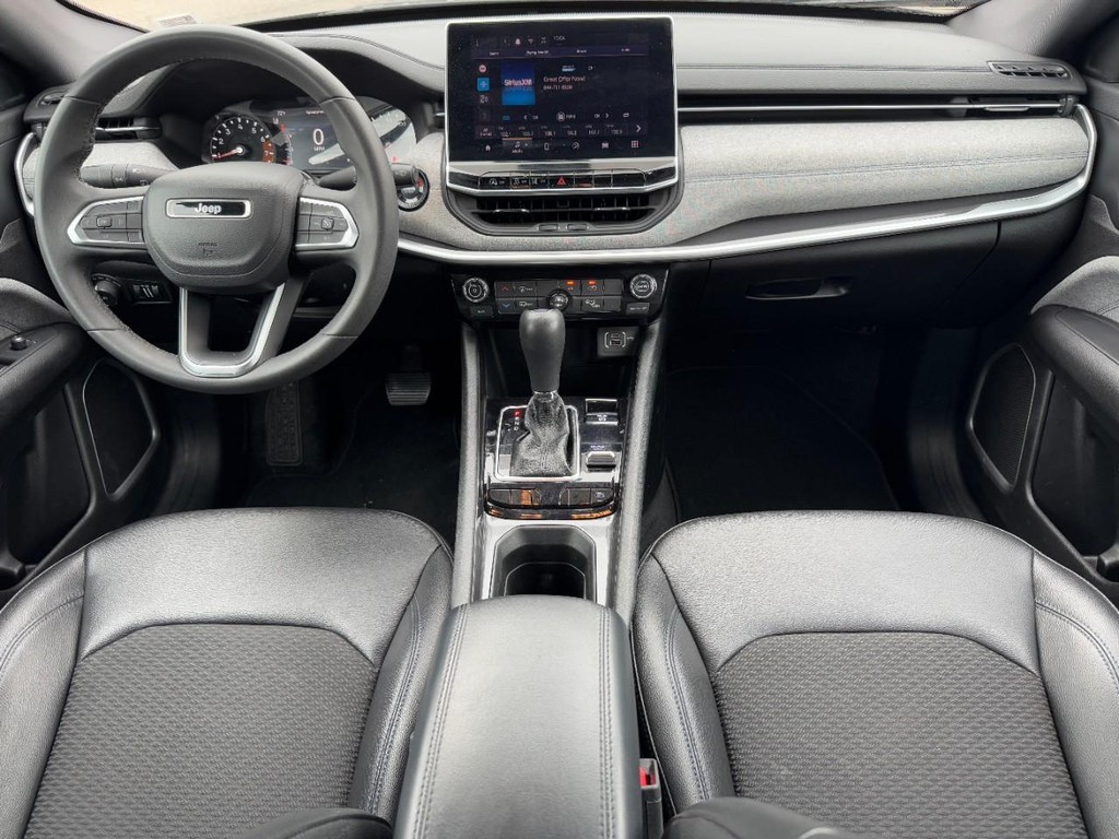 Jeep Compass Vehicle Full-screen Gallery Image 13