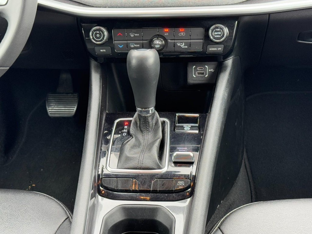 Jeep Compass Vehicle Full-screen Gallery Image 16