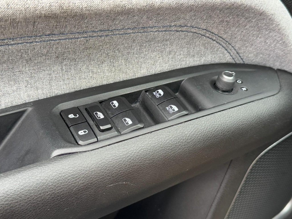 Jeep Compass Vehicle Full-screen Gallery Image 23