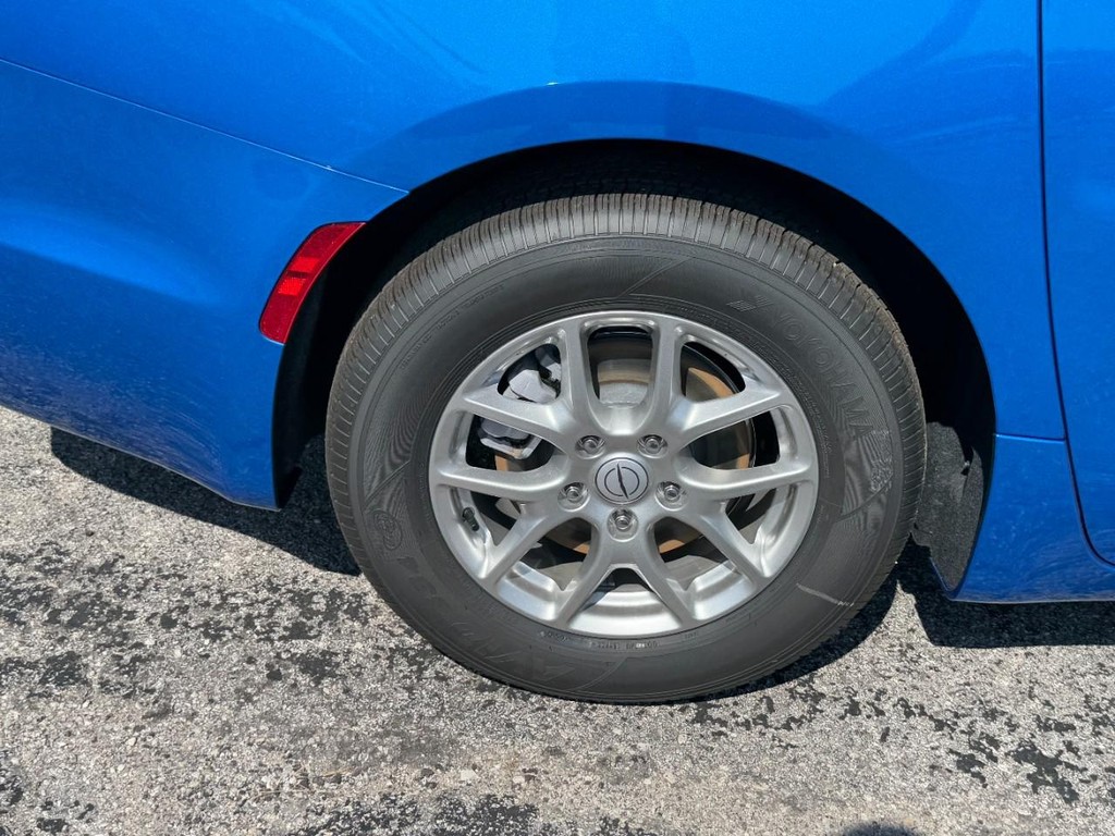 Chrysler Pacifica Vehicle Full-screen Gallery Image 04