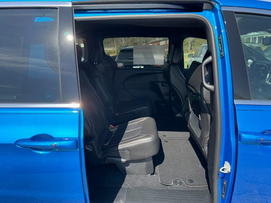 Chrysler Pacifica Vehicle Full-screen Gallery Image 05