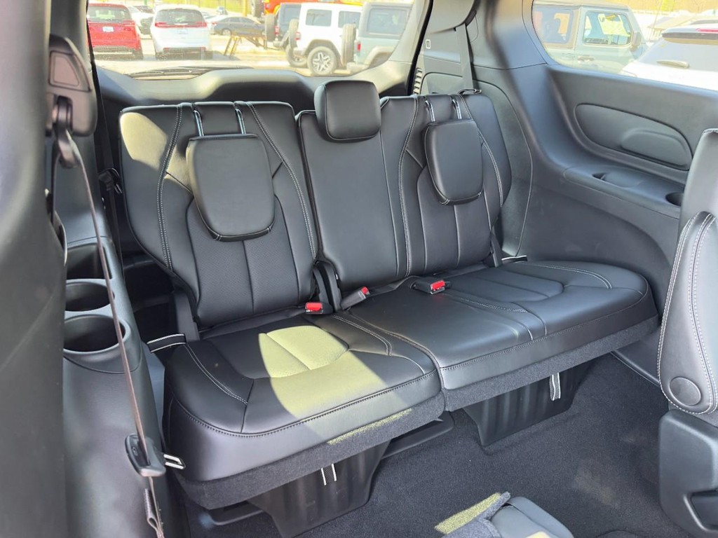 Chrysler Pacifica Vehicle Full-screen Gallery Image 06