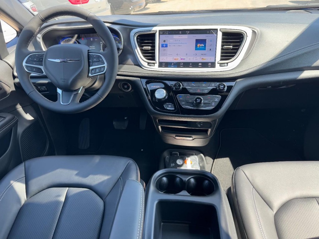 Chrysler Pacifica Vehicle Full-screen Gallery Image 07