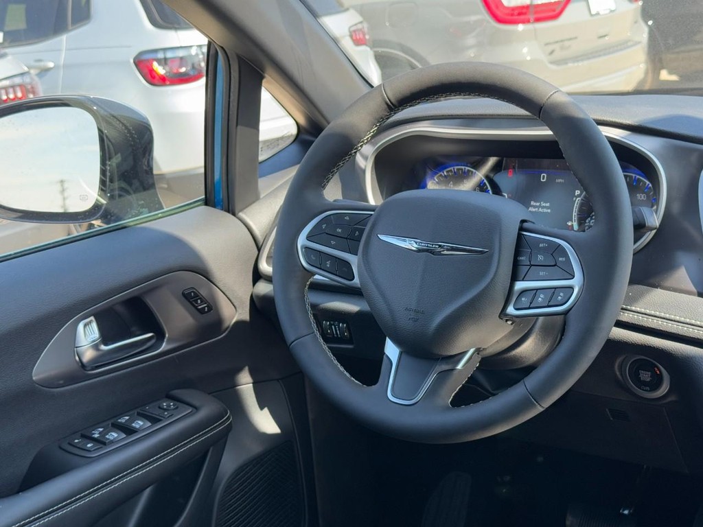 Chrysler Pacifica Vehicle Full-screen Gallery Image 08