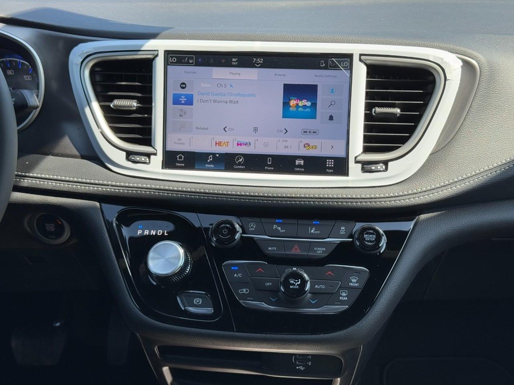 Chrysler Pacifica Vehicle Full-screen Gallery Image 09