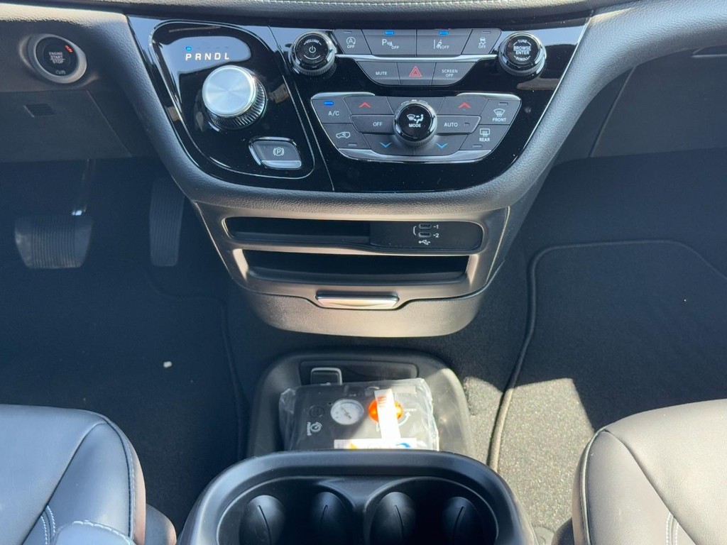 Chrysler Pacifica Vehicle Full-screen Gallery Image 10