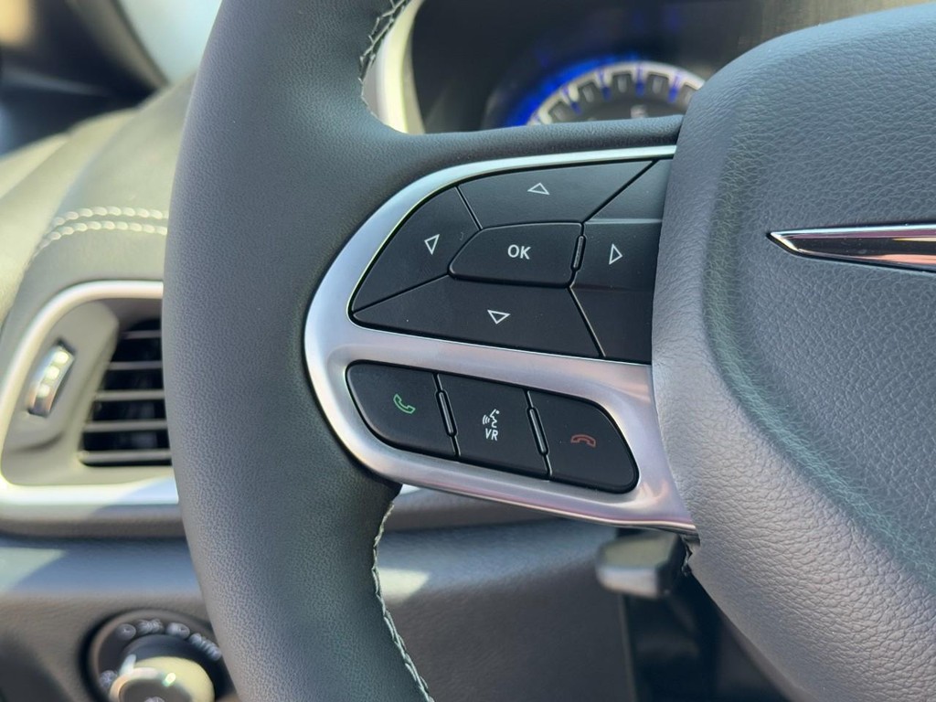 Chrysler Pacifica Vehicle Full-screen Gallery Image 11