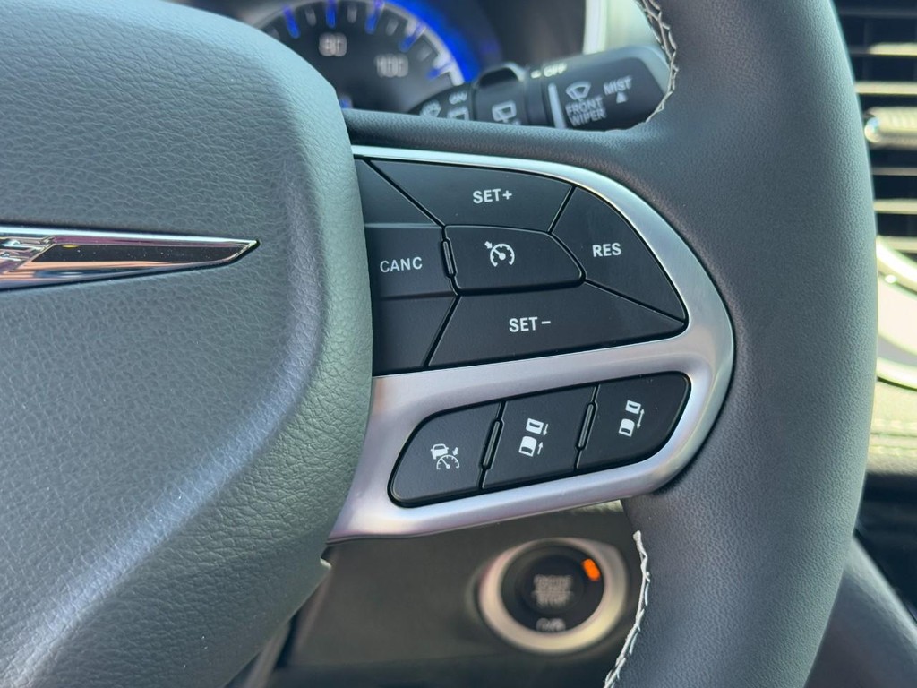 Chrysler Pacifica Vehicle Full-screen Gallery Image 12