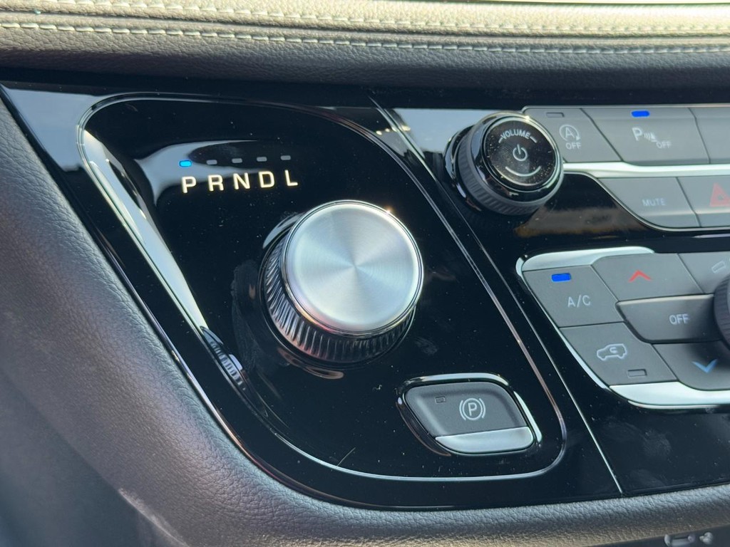 Chrysler Pacifica Vehicle Full-screen Gallery Image 13