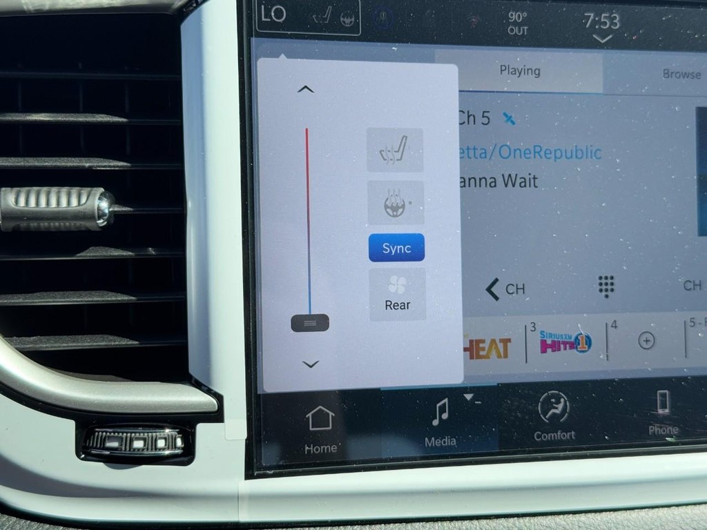 Chrysler Pacifica Vehicle Full-screen Gallery Image 14