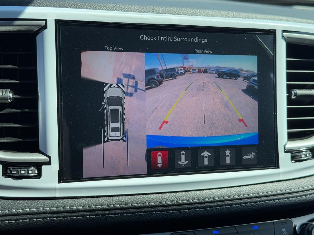 Chrysler Pacifica Vehicle Full-screen Gallery Image 15