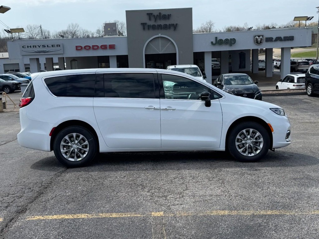 Chrysler Pacifica Vehicle Full-screen Gallery Image 02