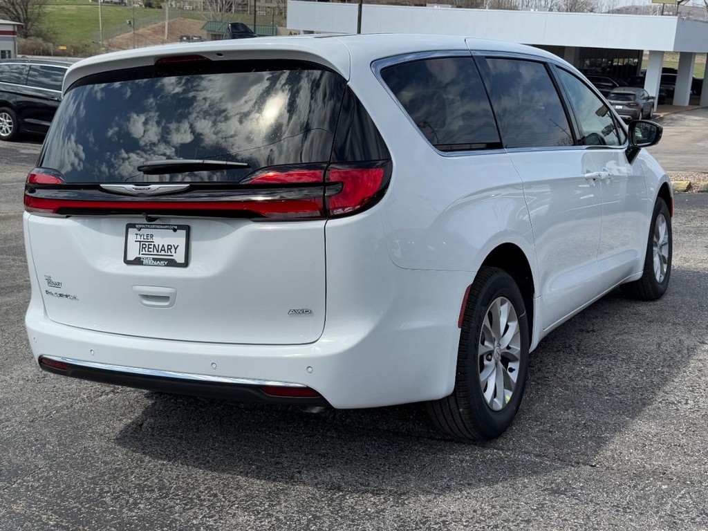 Chrysler Pacifica Vehicle Full-screen Gallery Image 03